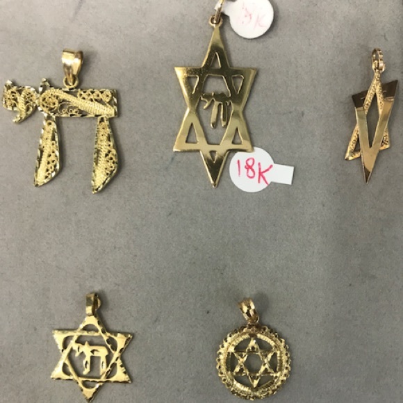 SELECTION OF STAR OF DAVID AND CHAI PENDANTS